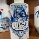 UPSA - carton peint - h 40 cm